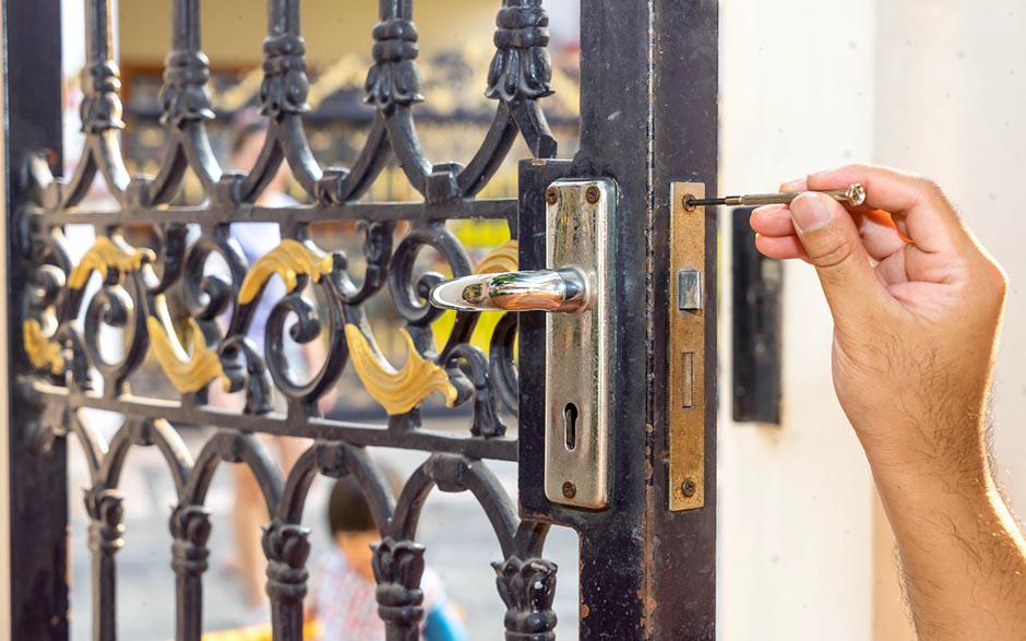 serrurier pour ouverture de porte coincée Paris 13